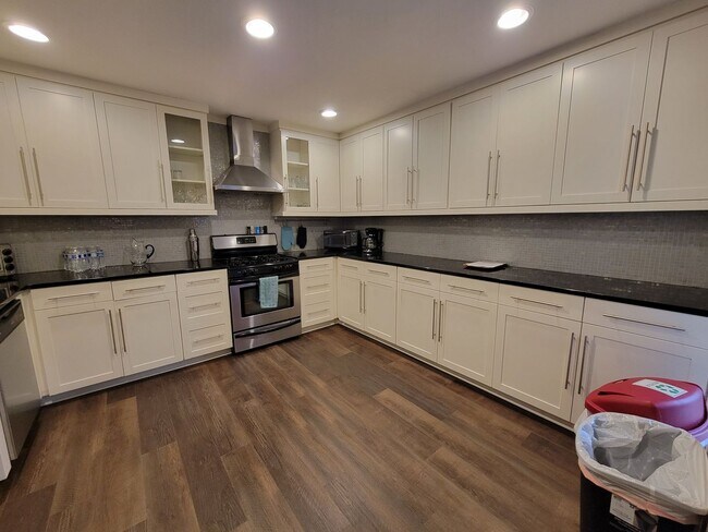 Building Photo - Spacious and newly renovated 3 bed 2 bath ...