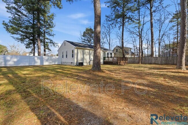 Building Photo - 2713 Chariot St