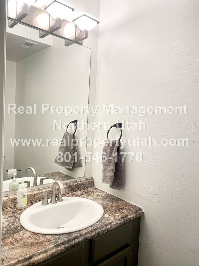 Building Photo - 3 Bedroom 1.5 Bath Townhome Available in Clearfield