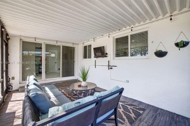 Building Photo - 252 SW 23rd St