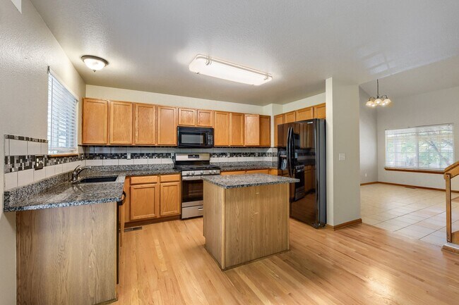 Building Photo - Evolve Real Estate: Beautiful 5 Bedroom Home in HIGHLANDS RANCH - Available NOW!