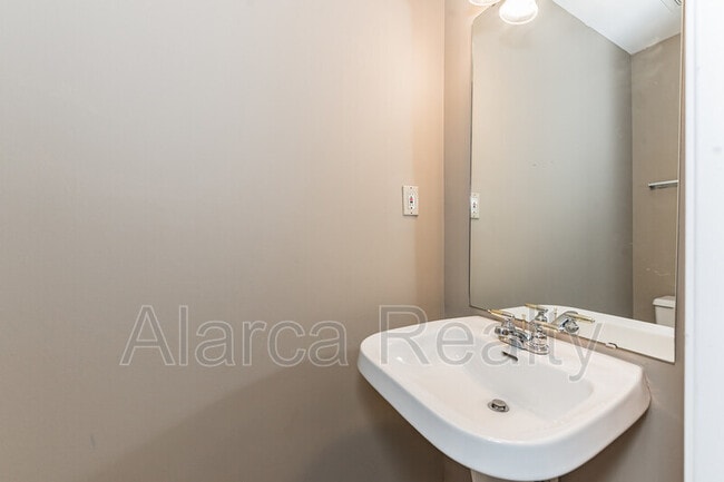 Building Photo - 1285 E Woodlawn Rd