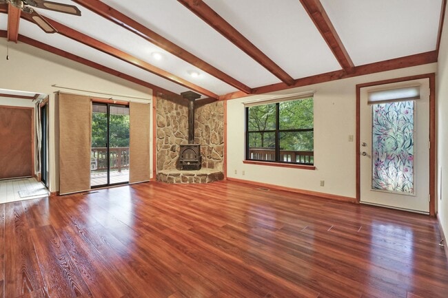 Building Photo - 3 bedroom / 2 bath on a private corner lot in Fairfield Glade