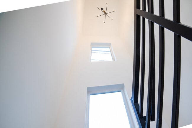 Building Photo - 4369 Rosewood Ave