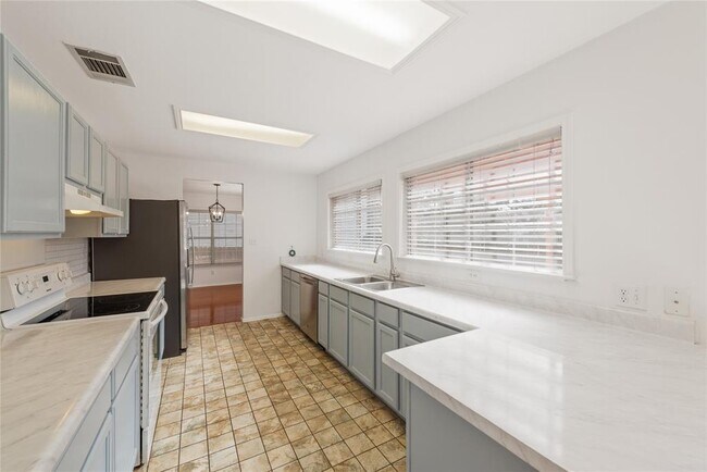 Building Photo - 11413 Kingsgate Dr