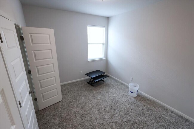 Building Photo - 821 Olive Creek Dr