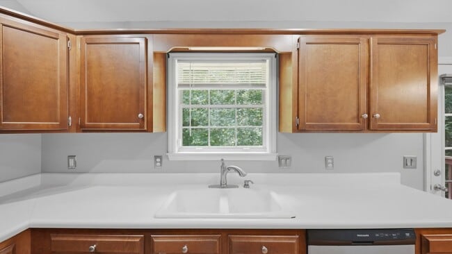 Building Photo - East Brainerd Home Available NOW!