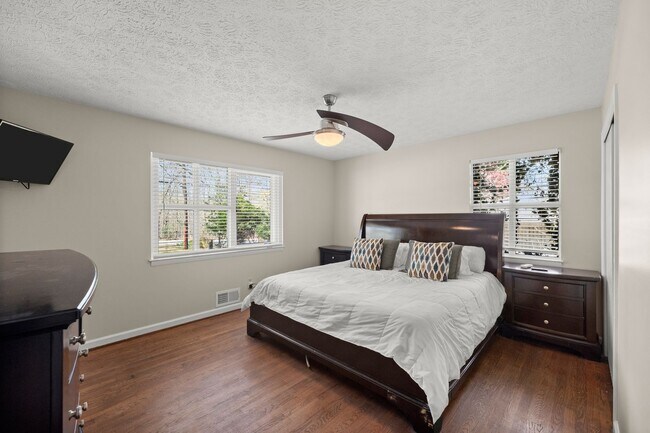 Building Photo - 3 Bedroom Lake Home In Gainesville!