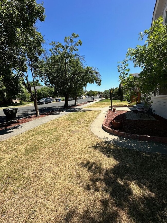 Building Photo - Charming home for rent in Hanford