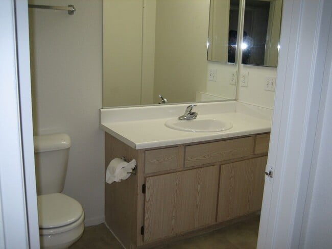 Building Photo - NICE CONDO, 3 BEDROOMS, 2 FULL BATHS, NEW ...