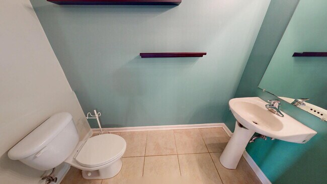 Building Photo - "Charming 2-Bed, 3-Bath Townhouse Retreat in Jacksonville - 1,176 Sq. Ft. of Comfort and Style!"