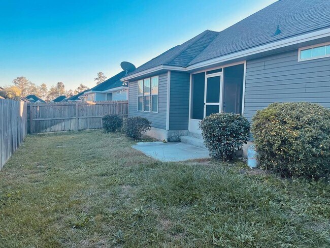 Building Photo - Beautiful 3 Bedroom Home with Screened Porch, Fenced Backyard & Open Floor Plan in Hahira