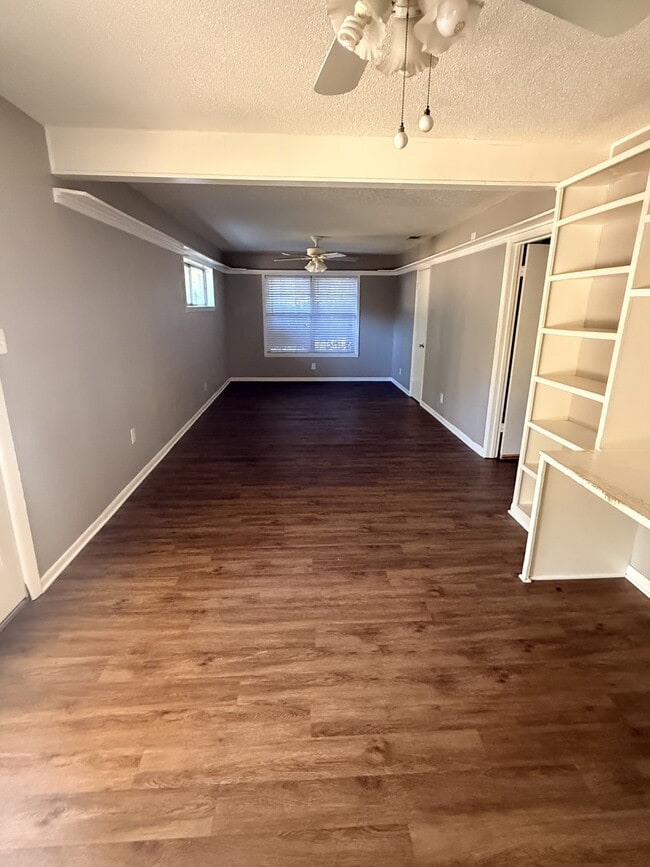 Building Photo - 200 S Birch St