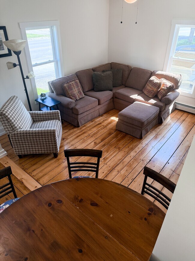 Building Photo - 1004 Main St