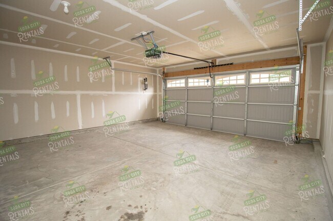 Building Photo - Modern 4 Bedroom Home ~ Minutes to Fort Jackson ~ Available June 2026!