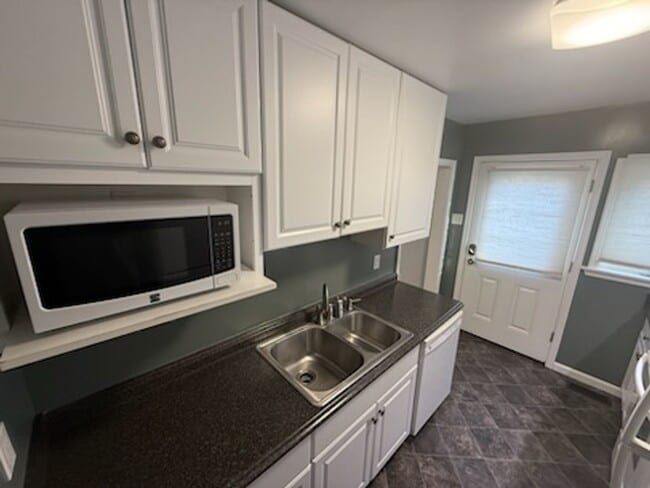 Building Photo - Hard to find Cozy 2BR Rambler!