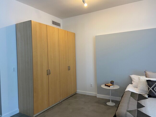 Building Photo - 615 Hampton Dr