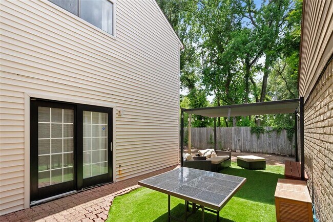 Building Photo - 8033 Oakwood Forest Dr
