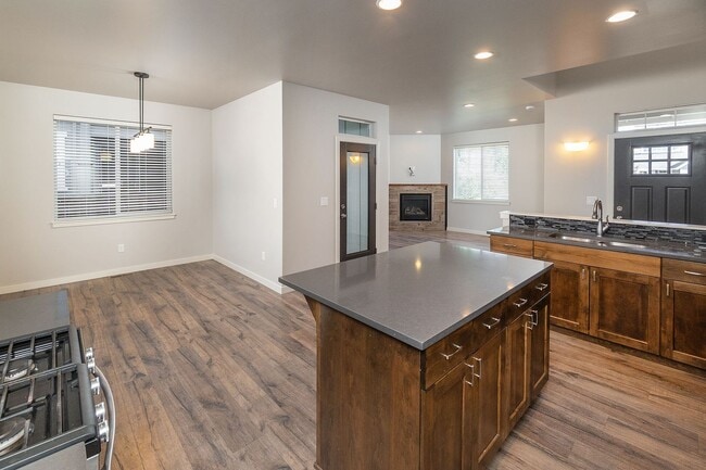 Building Photo - 3 Bdrm 2.5 bath newer home in a quiet SE c...