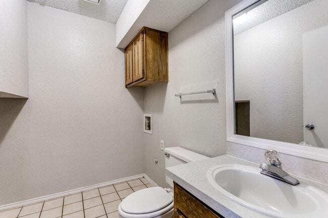 Building Photo - 2805 Meadow Park Dr