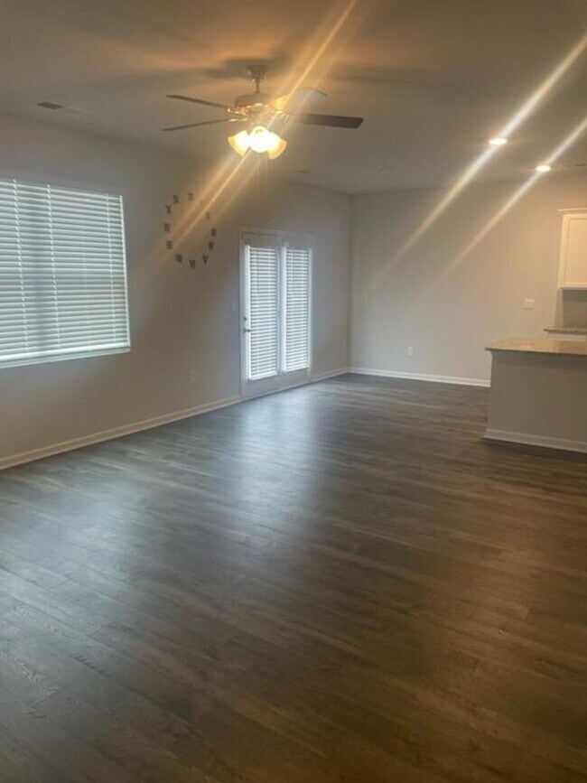 Building Photo - LIKE NEW HOME-NEIGHBORHOOD POOL, PICKLEBALL, CABANA,WALKING TRAILS