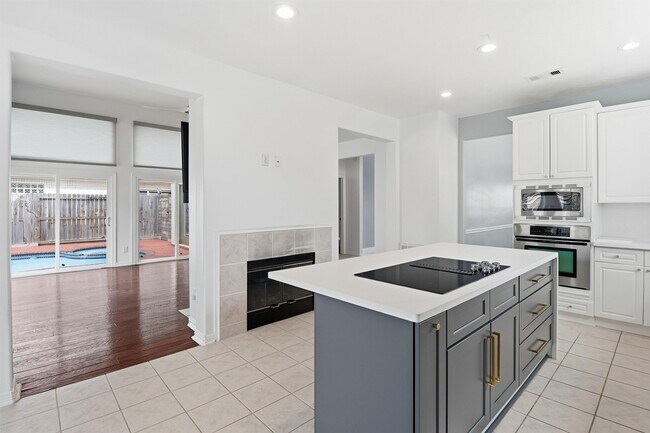 Building Photo - 201 Las Brisas St