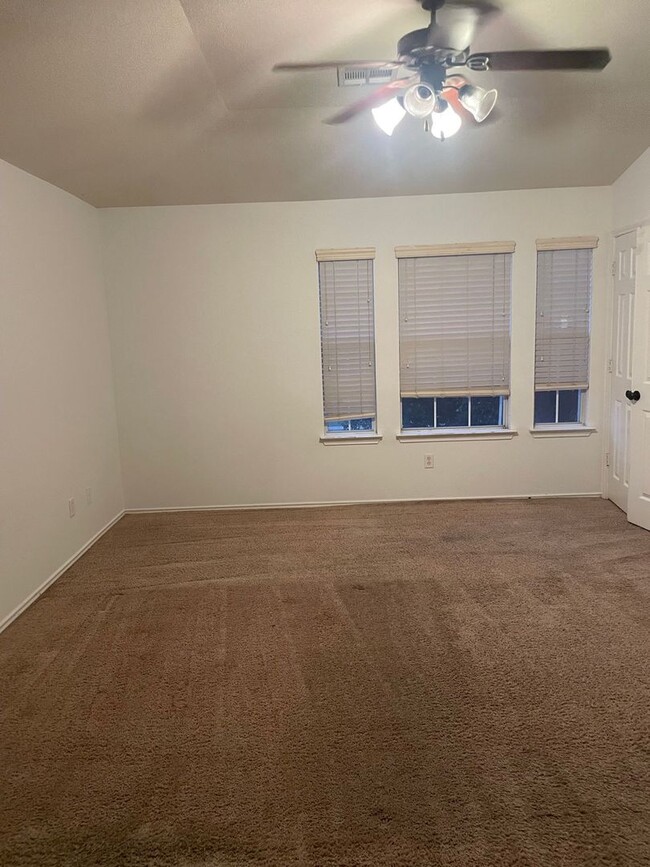 Building Photo - 3-bedroom, 1 1/2 bathroom house! HOUSING A...