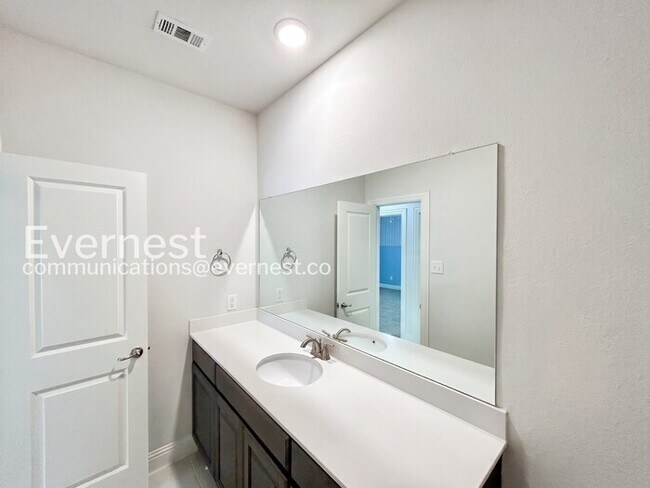 Building Photo - 4 Bed/2 Bath Home with Garage & Fenced Yard / Pet-Friendly / Available Now!