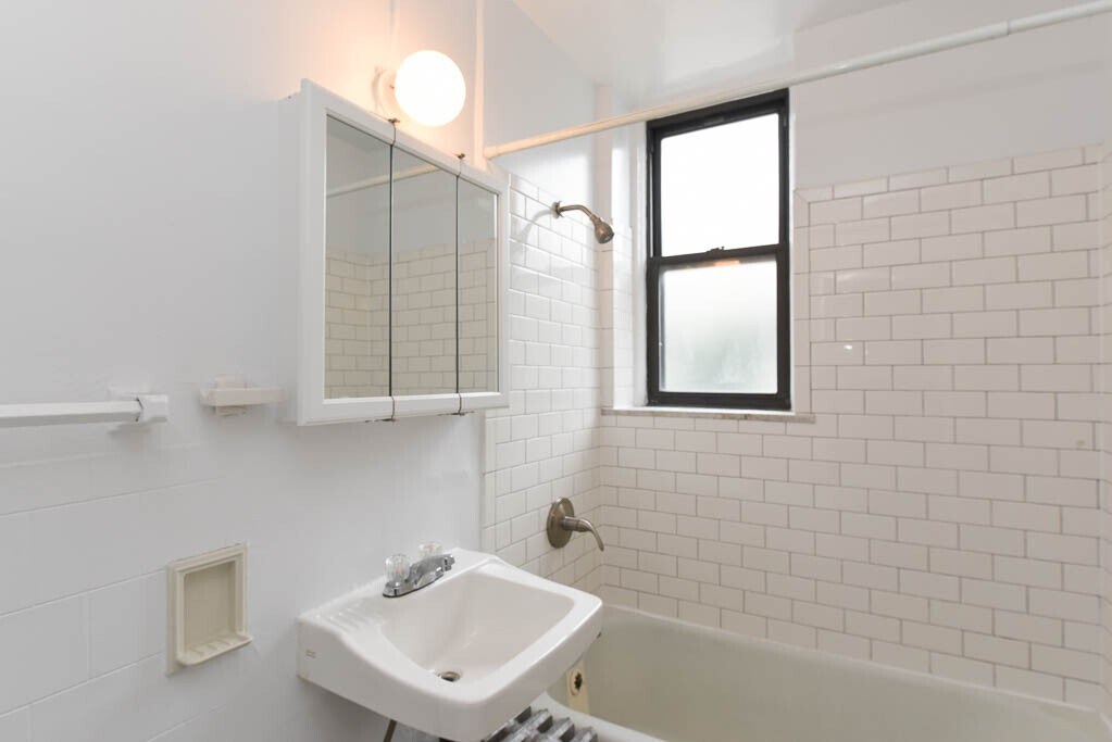 Building Photo - 3335 W Diversey Ave