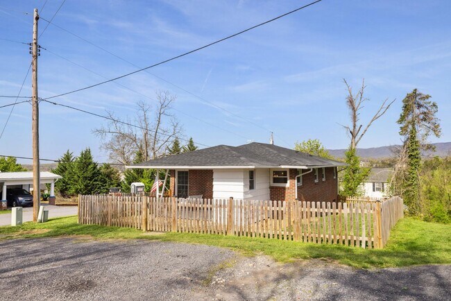 Building Photo - 389 Thompson St