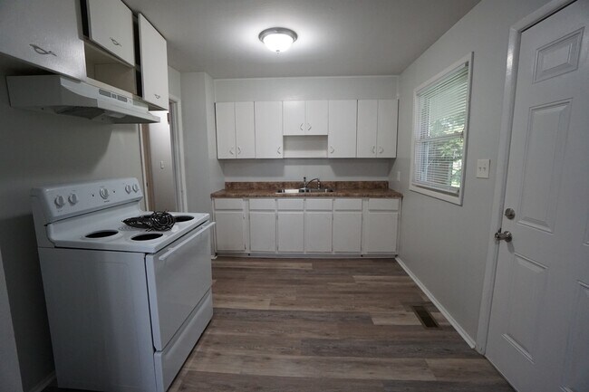 Building Photo - 112 13th Ave N