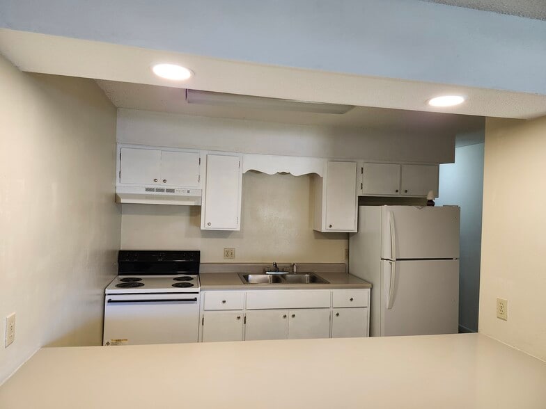 Kitchen - 44 5th Ave