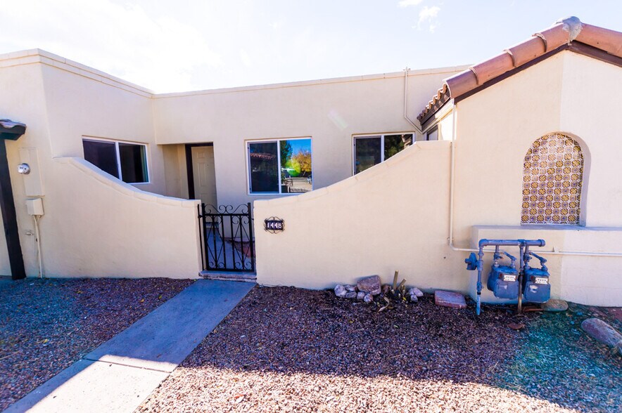 Front patio - 1448 E Carmelita Dr