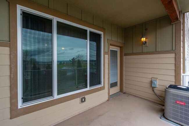 Building Photo - Spacious 2 Bed 2 Bath Condo with Private Balcony