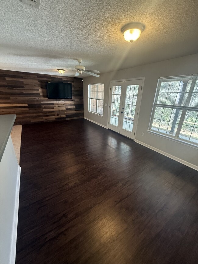 Building Photo - 115 Creeke Ln