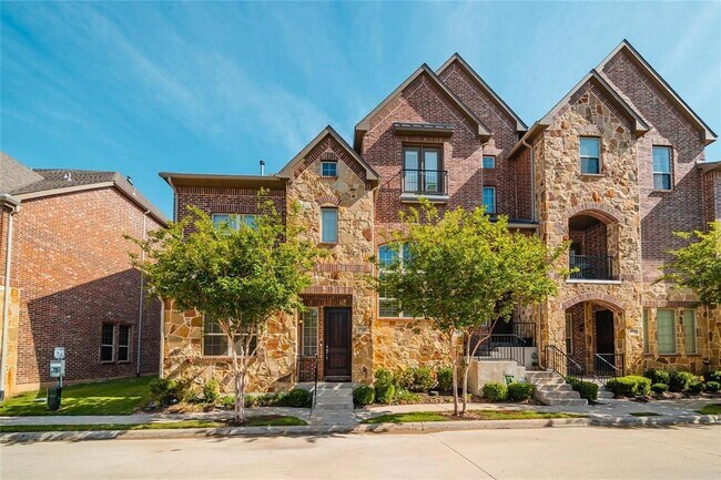 Building Photo - 2745 Troutt Dr