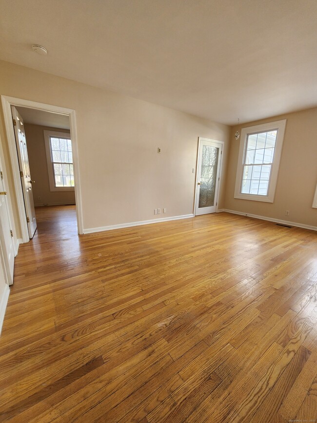 Building Photo - 533 Main St