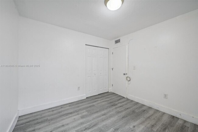 Building Photo - 145 SW 30th Ct