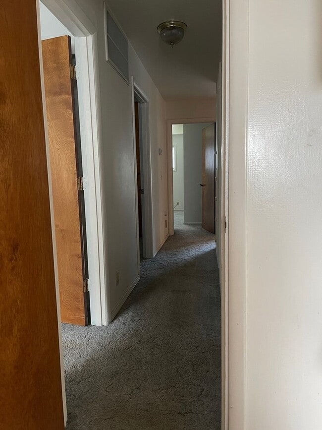 Building Photo - Large 3 bed 2 bath house