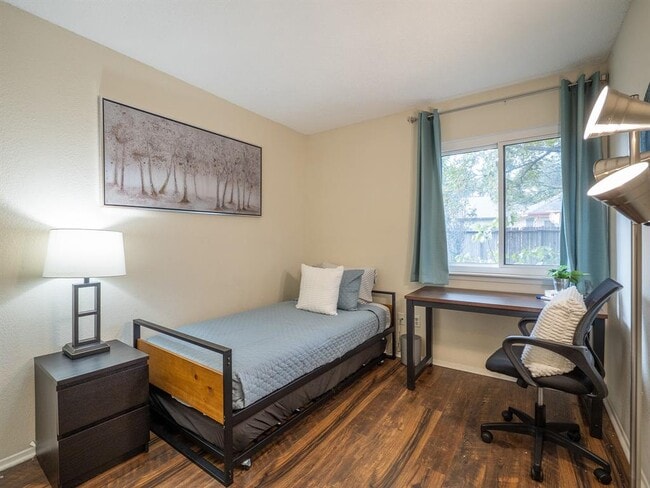 Building Photo - 16911 Village Oak Loop