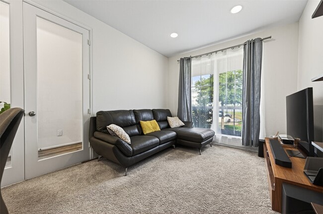 Building Photo - 2703 Tanager Trace