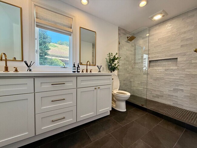 Building Photo - Stunning, Furnished 4 Bed 3.5 Bath + Offic...