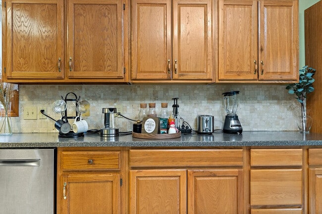 Building Photo - 2422 Cedar Crest Dr