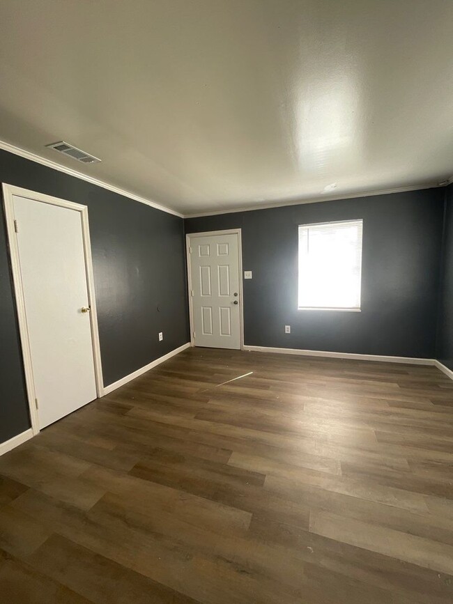 Building Photo - 2 Bedroom, 1 Bathroom Duplex. SPECIAL: HAL...