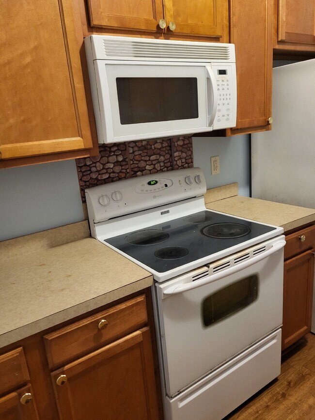 Building Photo - "Charming 2-Bedroom Townhouse on Skillmaster Court with Gleaming Hardwood Floors!"