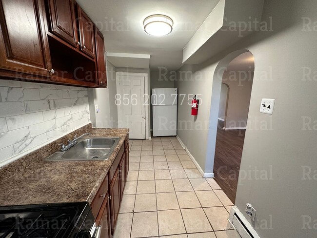 Building Photo - 3 Bedroom / 1 bath Row-house available NOW!!!