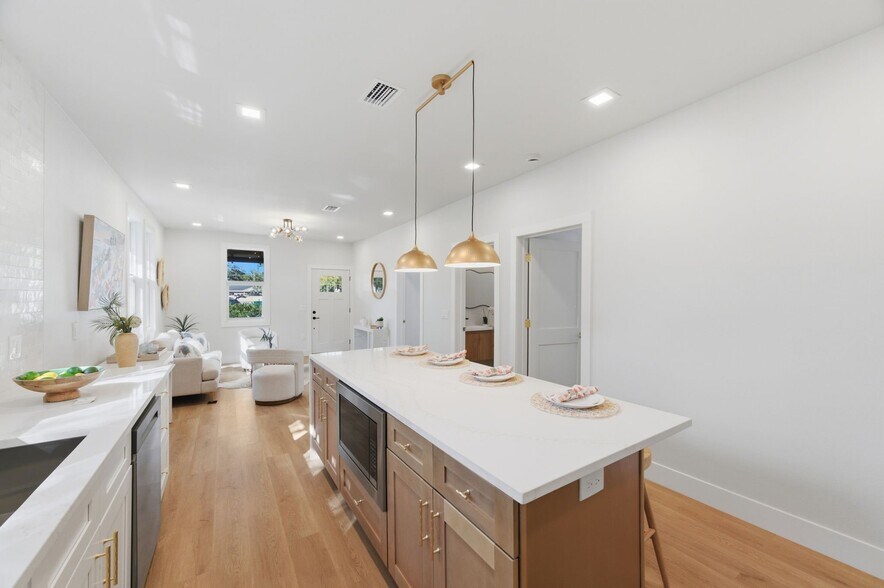 Building Photo - 309 E Selma Ave