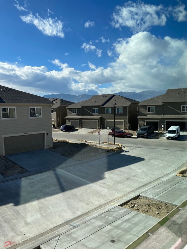 Building Photo - Newer townhouse in Chapel Heights!