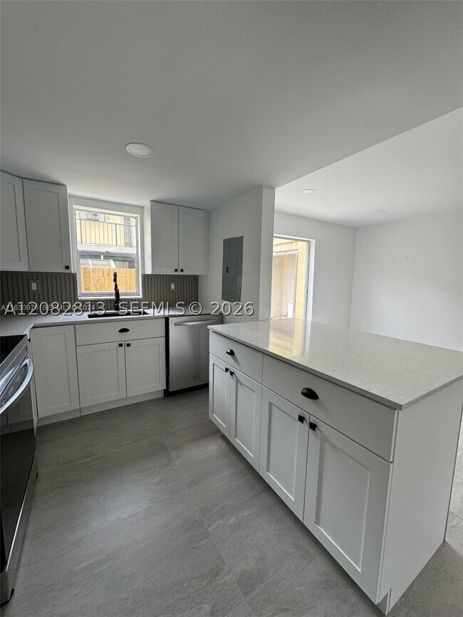 Building Photo - 6628 SW 41st St