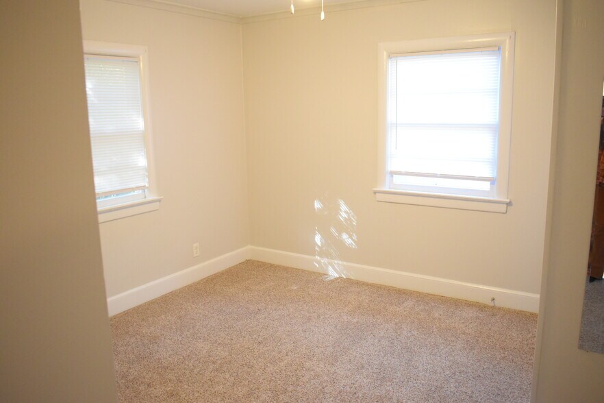 Building Photo - 2103 Pender Ave